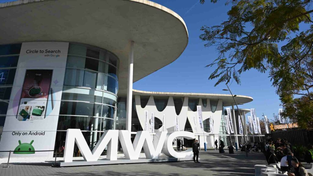 Entrada do evento MWC com as letras MWC em destaque, representando o palco global de inovações que estão redefinindo o futuro da telecomunicação e da TI em 2025.