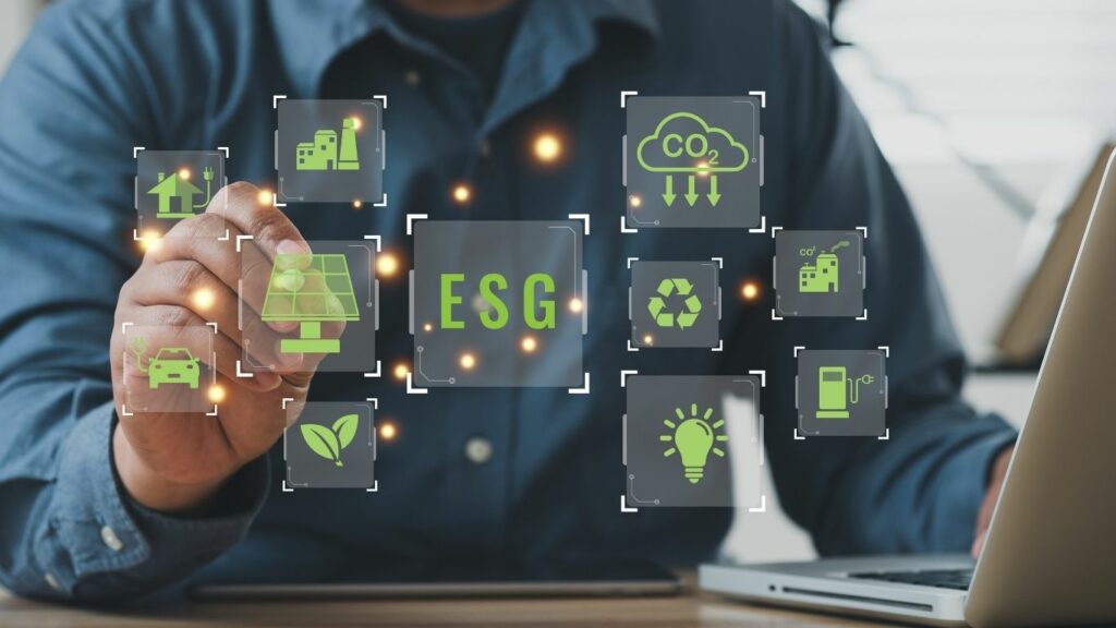 Profissional interagindo com ícones digitais de sustentabilidade e ESG, representando o compromisso do setor de telecom com práticas ambientais, sociais e de governança para reduzir o impacto ambiental.